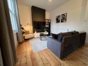 Fulham Tranquil 2BD King Bed Home with Parking & Gdn